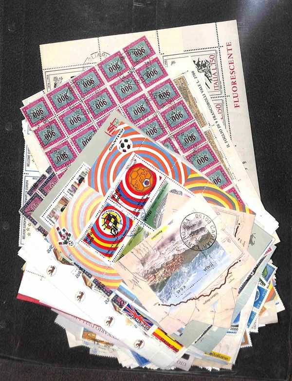 REPUBBLICA - Scatola con blocchi e fogli in 2 cartelle più 3 classificatori con valori usati anche recenti e insieme di mazzette in 1 scatola da scarpe più Marche da Bollo - insieme divertente