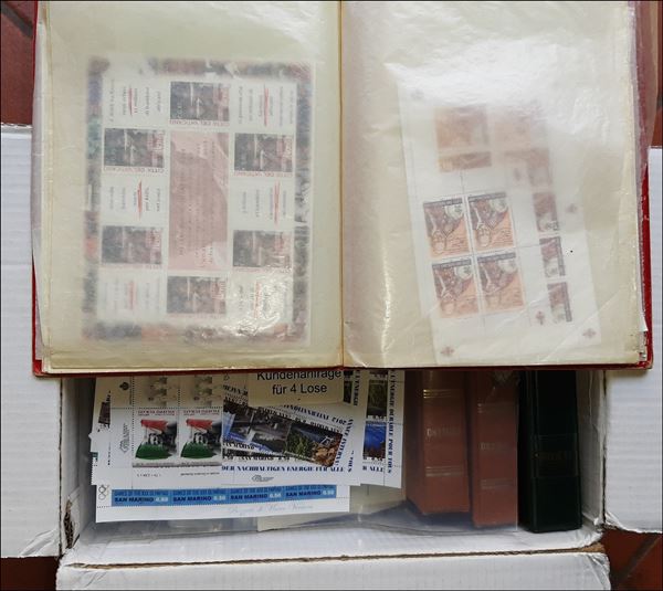 SCATOLA SORPRESA - Lotto di facciale (alti valori) di San Marino e Vaticano più 5 album di buste primo giorno dei due paesi in una scatola 25 x 25 x 30