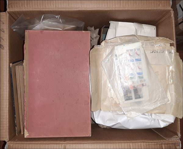 SCATOLA SORPRESA - Lotto eterogeneo con presenza di miscellanea documentazione filatelica cartoline biglietti cataloghi appunti specialistici e pubblicazioni tematiche - di sicuro interesse