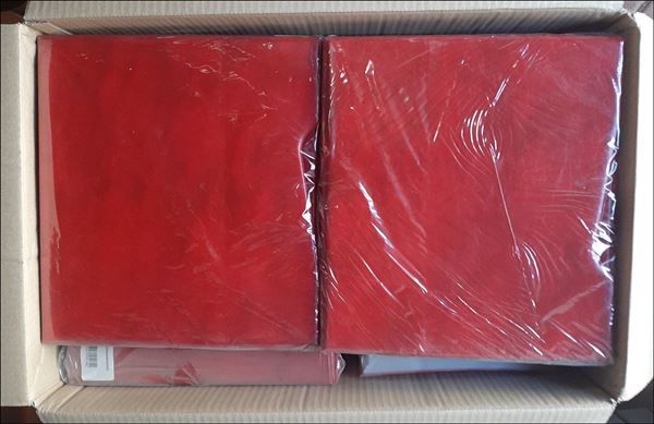 MATERIALE FILATELICO - Grande scatola con album classificatori e fogli aggiornamento Marini tutto allo stato nuovo o in ottime condizioni - molto interessante